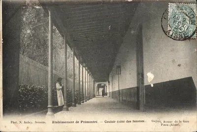 Bilhete postal antigo Estabelecimento de Premontre Corredor das mulheres