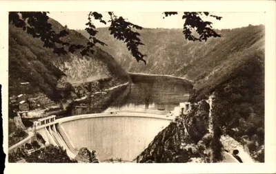 O Barragem de MARÈGES (Corrèze) — Visão tirada do jusante — Foto G. Bauvet