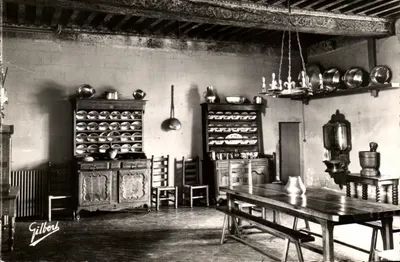 Sala de jantar — Castelo de La Rochecourbon — Edições Charennes d'Art, Jarnac