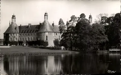 O Castelo e a Pequena Lagoa — Saint-Fargeau (Yonne) — Foto Combier