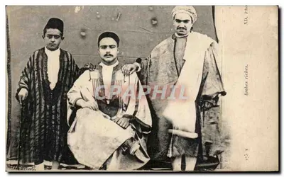 Três homens em traje tradicional — Editor ND. Foto — N° 755 T