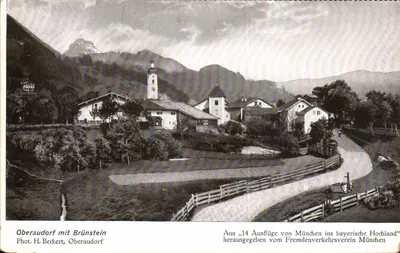 Oberaudorf com Brünstein — vista de aldeia alpina com igreja — Fot. H. Beckert, Oberaudorf, série 14 Ausflüge von München ins bayerische Hochland