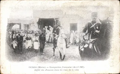 Bilhete postal antigo Oudja Ocupação Francesa Abril 1907 Desfile dos zouaves nas ruas da cidade