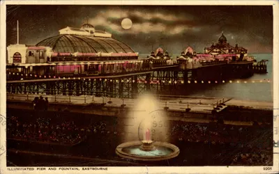 Bilhete postal antigo Iluminado Píer e Fonte Eastbourne