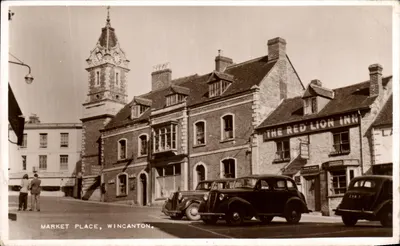 Market Place, Wincanton — widok wieży zegarowej i napisu Red Lion Inn — CPAPHIL