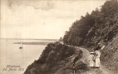 Minehead, Na Colina do Norte — vista da costa com duas mulheres sob um guarda-chuva — Série Frith's