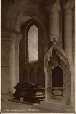 Interior da Catedral de Winchester — tumba e capitel — editor JUDGES LTD