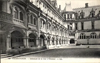 Pierrefonds — Colonnade de la Cour d'Honneur — LL.