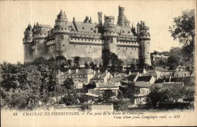 Château de Pierrefonds — Vue prise de la Route de Compiègne — F. Paris Loueur de Chevaux et Voitures