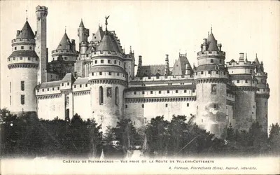 Château de Pierrefonds — Vue prise de la route de Villers-Cotterets — A. Poreaux, Pierrefonds (Oise). Reprod. interdite.