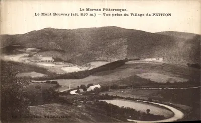 O Morvan Pitoresco — O Monte Beuvray (alt. 810 m.) — Vista tirada do Village de PETITON — Éd. Noguieron Lemaître & Château-Chinon