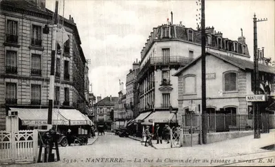 Nanterre — A Rua do Trem no Cruzamento de Trem — E. M.