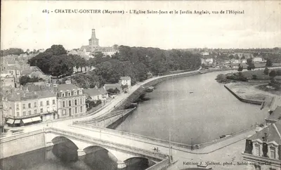 Château-Gaontier (Mayenne) — A Igreja de São João e o Jardim Inglês, vistos do Hospital — Edição J. Malicot, fot. Sable-sur-Sarthe