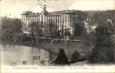 Bagnoles-de-l'Orne — Wielki Hotel i Jezioro — Widok z kasyna — LL.