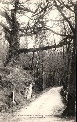 Bagnolles-de-l'Orne — Wejście do placówki termalnej Avenue du Dante — La Normandie