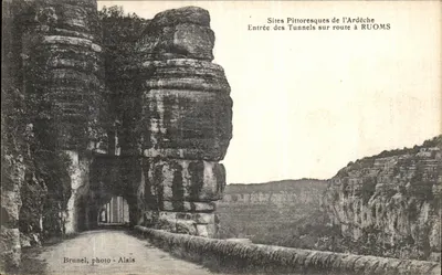Entrada dos túneis na estrada em Ruoms — Sítios pitorescos da Ardèche — Brunel, foto-Alais