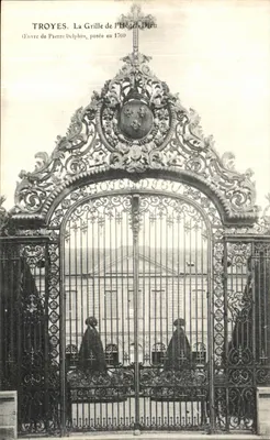 Troyes. La Grille de l'Hôtel-Dieu — œuvre de Pierre Delphin, posée en 1700