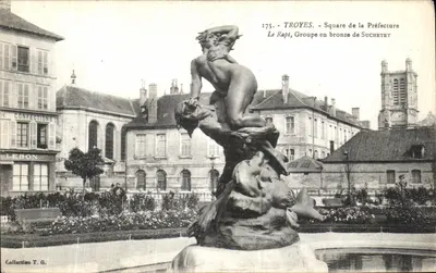 Troyes - Square de la Préfecture - Le Rapt, groupe en bronze de Suchetet