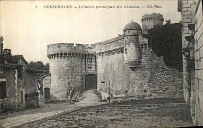 Bourdeilles — A Entrada Principal do Castelo — ND Phot.