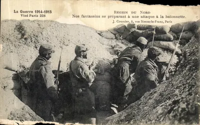 Bilhete postal antigo A Grande Guerra Região do Norte Nossos soldados se preparam para um ataque com baioneta