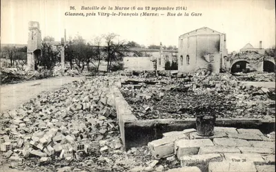 Batalha da Marne (6 ao 12 de setembro de 1914) — Glannés, perto de Vitry-le-François (Marne) — Rue de la Gare — A. Humphere Photo, édit. St-Dié