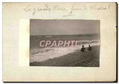 A grande praia em Mistral — dia do Mistral — editor não visível