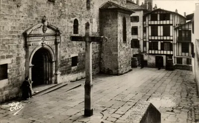 Ciboure (Basses-Pyrénées) — Praça da Igreja — Editor Elcie, n° 1258