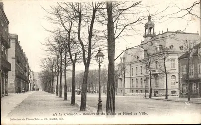 Le Creusot — Boulevard du Guide et Hôtel de Ville — Ch. Martet, édit.