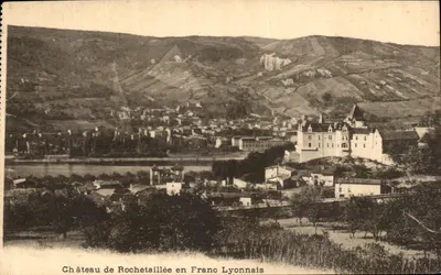 Castelo de Rochetaillée en Franc Lyonnais — vista panorâmica — editor não visível