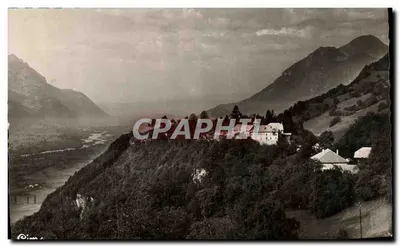 Chatillon-sur-Cluses — A Igreja e a Vale do Arve — Foto Combier Macon