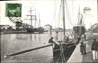 Bilhete postal antigo Courseulles Le Bassin a Flot Bateau