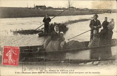 No Marais de Challans — Yoles (Barcos planos usados pelos horticultores para navegar nos marais) — SA PLACE DE PINS