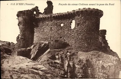 Ilha de Yeu (Vendée) — Fachada do Velho Castelo antes da construção do Ponte — Editor: Galeries Insulaires