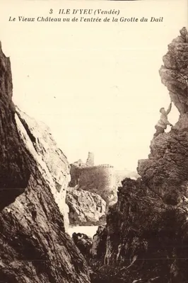 Ilha de Yeu (Vendée) — O Velho Castelo visto da entrada da Gruta do Dail — Editor: Galeries Insulaires