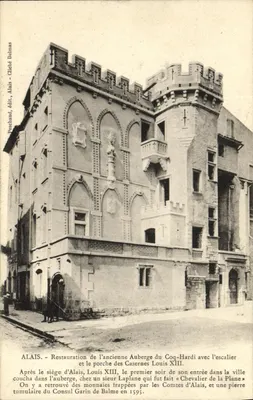 Alais - Restauração da antiga Auberge du Coq-Hardi com a escada e o portal das Casernes Louis XIII