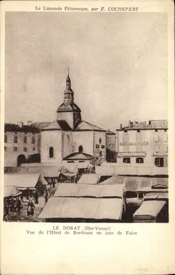 Le Dorat (Haute-Vienne) — Vista do Hotel de Bordeaux em dia de feira — por E. COCHEFERT