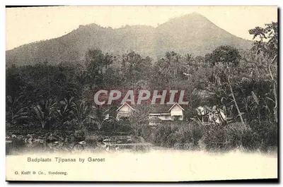 Badplaats Tjipanas by Garoet — vue de montagnes et de maisons près d'un cours d'eau — G. Kolff & Co., Bandoeng