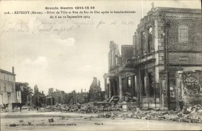 Revigny (Meuse) — Hotel de Ville e Rue de Bar-le-Duc após bombardeio 6-12 setembro 1914 — A. Humbert, foto-editora, St-Dizier