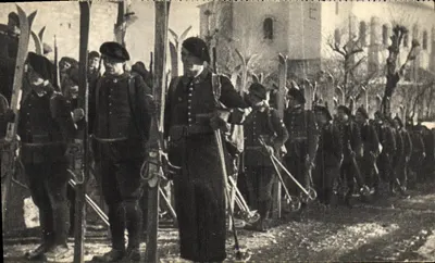 Eclaireurs-skieurs — Equipe de jovens esquiadores em uniforme militar — Editor não visível, número de série não visível