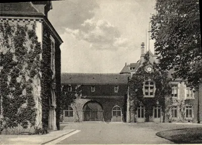 Cour d'Honneur da Abadia dos Vaulx-de-Cernay — Abadia dos Vaulx-de-Cernay, Cour d'Honneur do Castelo — editor Lévy & Liellier, Paris