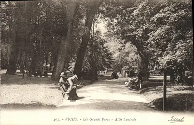 Vichy - Les Grands Parcs - Allée Centrale — Ideal, n°405
