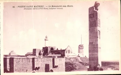 Ponta Saint-Mathieu — O Monumento aos Mortos. Escultura: Quillivic René, escultor breton.