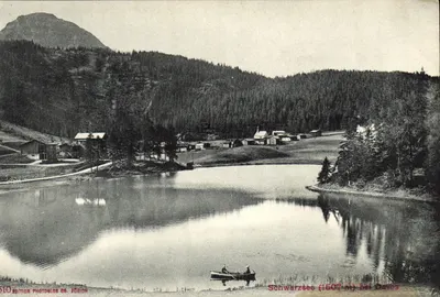 Schwarzsee (1507 m) perto de Davos — vista do lago cercado por florestas e edifícios, com uma barca — Edição Photobloc OB, Zurique