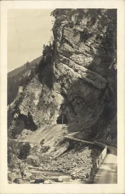 Estrada encaixada em um cânion — Zügenstrasse (Schmelzboden) — Kühner & Wleck, Davos Platz u. St. Moritz Bad.