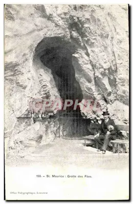 St. Maurice : Grotte des Fées — entrée avec grille, homme assis sur banc — Office Polygraphique, Lausanne, n° 158