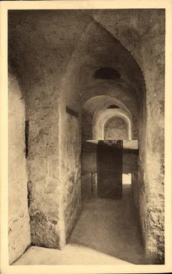 Cripta e sarcófago — Igreja Abacial Carolingia (século IX) — ST-PHILBERT-DE-GRAND-LIEU