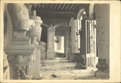 Interior de um edifício destruído — detalhes arquitetônicos e destroços