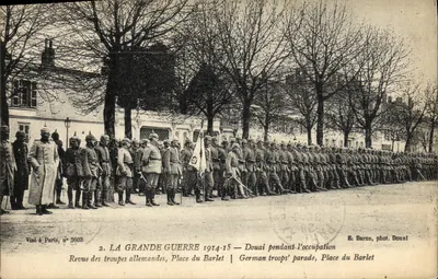 Douai pendant l'occupation — Revue des troupes allemandes, Place du Barlet — E. Baron, phot. Douai