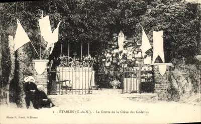 ÉTABLES (C.-du-N.) - A Gruta da Grève des Godelins — Foto R. Binet, St-Brieuc