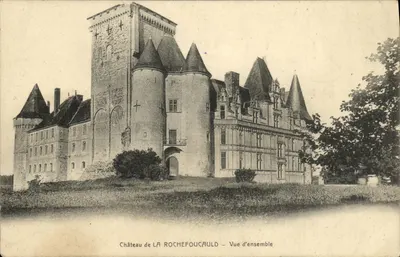 Castelo de LA ROCHEFOUCAULD — Vista geral — Editor não identificado